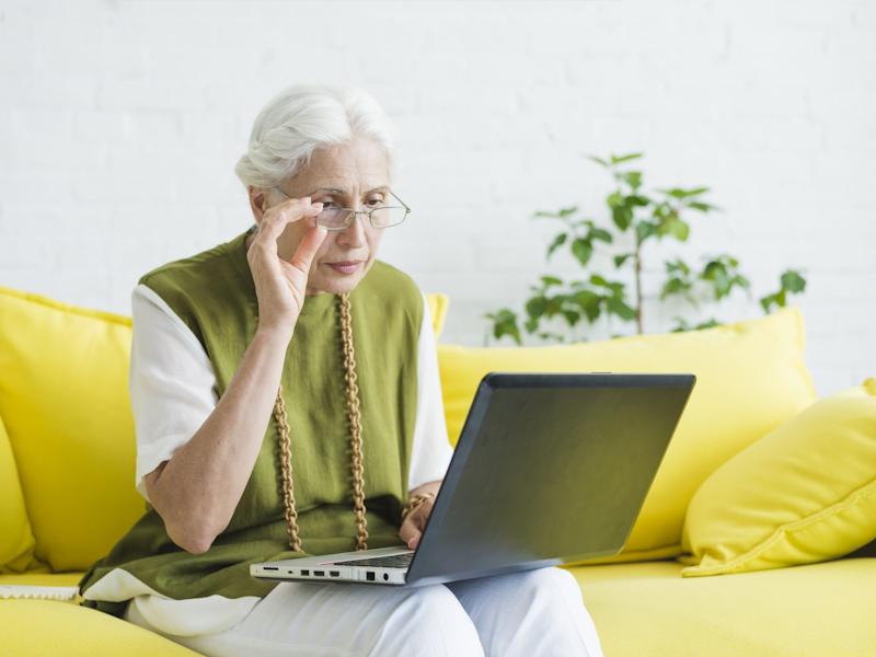Femme portant des lunettes de vue